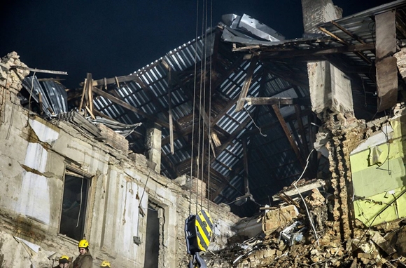 17일(현지시간) 우크라이나 드니프로페트로우스크주 주지사 발렌틴 레즈니첸코는 러시아군의 미사일 공습으로 파괴된 크리비리흐의 한 아파트 건물 잔해에서 영아 시신이 발견됐다고 밝혔다. 2022.12.17  레즈니첸코 텔레그램
