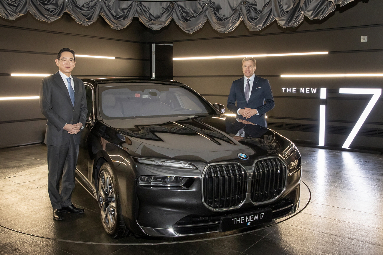 이재용 삼성전자 회장이 17일 인천 영종도에 위치한 BMW 드라이빙 센터에서 올리버 집세 BMW그룹 회장과 만나 삼성SDI의 최첨단 ‘P5’ 배터리셀이 적용된 BMW의 최신 전기차 ‘뉴 i7’ 등을 살펴보며 기념촬영을 하고 있다. 삼성전자 제공 