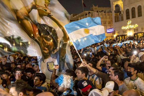 열렬히 응원하는 아르헨티나 축구팬들