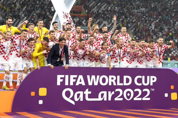 크로아티아 선수들이 2022년 12월 17일 토요일 카타르 도하 칼리파 국제경기장에서 열린 크로아티아와 모로코의 월드컵 플레이오프 축구 경기가 끝난 후 메달을 들고 축하하고 있다. 크로아티아가 2-1로 이겼다. (AP)