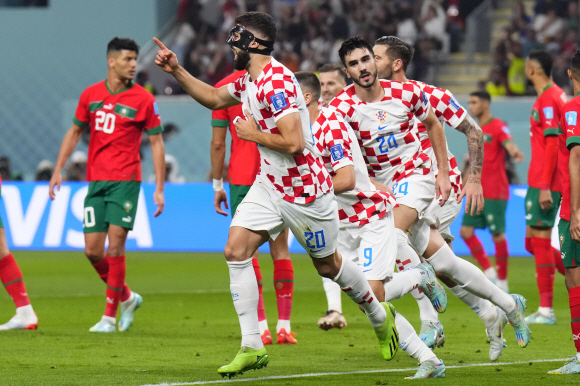 크로아티아의 조스코 그바르디올이 2022년 12월 17일 토요일 카타르 도하의 칼리파 국제경기장에서 열린 크로아티아와 모로코의 월드컵 3위 플레이오프 축구 경기에서 자신의 팀의 선제골을 넣은 것을 축하하고 있다. (AP )