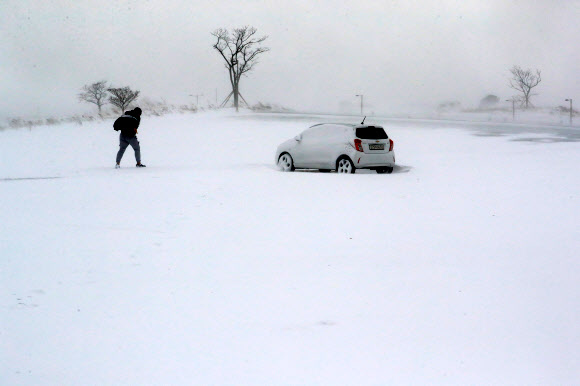 제주도에 대설특보가 내려진 18일 오전 제주시 애월읍 새별오름 주차장에 눈보라가 휘몰아치고 있다. 2022.12.18  연합뉴스