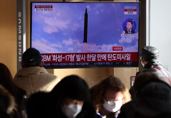 18일 오후 서울역 대합실에서 시민들이 북한 탄도미사일 발사 소식을 전하는 뉴스를 시청하고 있다. 합참에 따르면 북한은 이날 오전 평안북도 동창리 일대에서 동해상으로 탄도미사일 2발을 발사했다.  연합뉴스