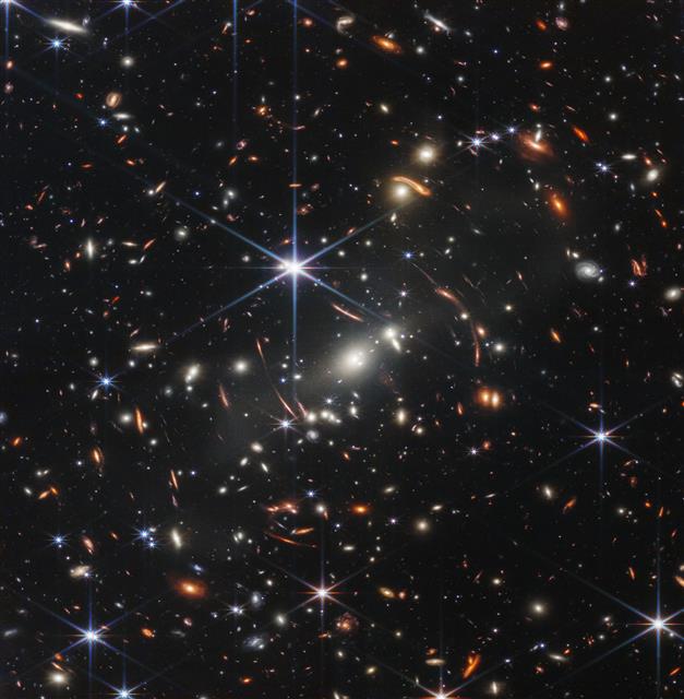 지난 7월 공개된 제임스웹 우주망원경(JWST)의 첫 관측 영상으로 지구에서 40억 광년(약 9조 4600억㎞) 떨어진 SMACS 0723 은하단의 모습.  NASA 제공