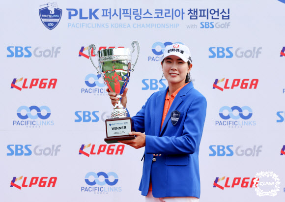 18일 베트남 빈즈엉 트윈도브스 골프클럽에서 열린 한국여자프로골프(KLPGA) 투어 ‘PLK 퍼시픽링스코리아 챔피언십’에서 우승을 차지한 이정민이 트로피를 들고 기념촬영을 하고 있다. KLPGA 제공