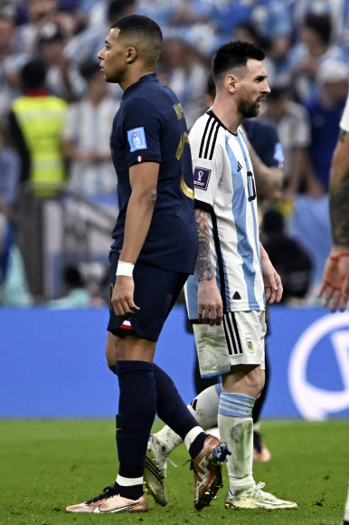 19일(한국시간) 카타르 루사일의 루사일스타디움에서 열린 월드컵 결승전의 리오넬 메시(오른쪽)과 킬리안 음바페. 신화 연합뉴스