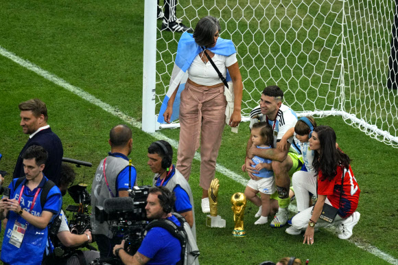 아르헨티나가 승부차기 끝에 프랑스를 물리치고 36년 만의 월드컵 우승을 일구는 데 공을 세운 수문장 에밀리아노 마르티네스가 19일(한국시간) 2022 카타르월드컵 결승을 마친 뒤 골문으로 가족을 불러 모아 기쁨을 나누고 있다. 루사일 AP 연합뉴스