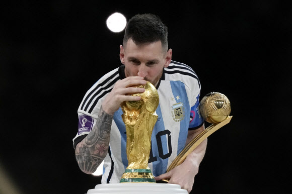 아르헨티나의 리오넬 메시가 18일(현지시간) 2022 카타르 월드컵 프랑스와의 결승전에서 승리한 후 우승 트로피에 입을 맞추고 있다. 이날 승리로 아르헨티나는 36년 만에 월드컵을 품에 안았다. 2022.12.18 AP 연합뉴스