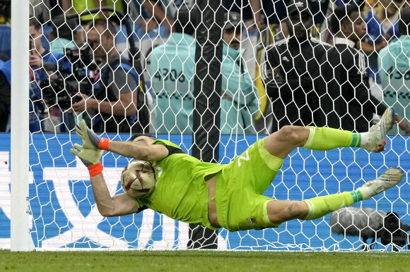 아르헨티나의 골키퍼 에밀리아노 마르티네스가 19일 카타르 루사일 스타디움에서 열린 아르헨티나와 프랑스의 월드컵 결승전 승부차기에서 선방하고 있다. 2022.12.19 AP연합뉴스