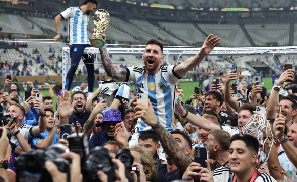 QATAR, LUSAIL - DECEMBER 18, 2022: Argentina captain Lionel Messi (C front), teammates and fans celebrate with the trophy after the trophy ceremony for the 2022 FIFA World Cup final football match between Argentina and France at Lusail Iconic Stadium. Argentina won 3-3 (4-2) in a penalty shootout. Sergei Bobylev/TASS/2022-12-19 07:32:05/ <저작권자 ⓒ 1980-2022 ㈜연합뉴스. 무단 전재 재배포 금지.>