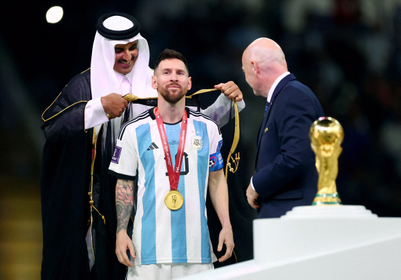 Soccer Football - FIFA World Cup Qatar 2022 - Final - Argentina v France - Lusail Stadium, Lusail, Qatar - December 18, 2022   Argentina‘s Lionel Messi, Emir of Qatar Sheikh Tamim bin Hamad Al Thani and FIFA president Gianni Infantino during the trophy ceremony REUTERS/Hannah Mckay     TPX IMAGES OF THE DAY/2022-12-19 08:08:29/ <저작권자 ⓒ 1980-2022 ㈜연합뉴스. 무단 전재 재배포 금지.>