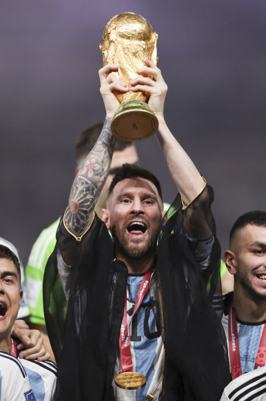 (221218) -- LUSAIL, Dec. 18, 2022 (Xinhua) -- Lionel Messi of Argentina holds the World Cup Trophy during the awarding ceremony of the 2022 FIFA World Cup at Lusail Stadium in Lusail, Qatar, Dec. 18, 2022. (Xinhua/Cao Can)/2022-12-19 06:19:05/ <저작권자 ⓒ 1980-2022 ㈜연합뉴스. 무단 전재 재배포 금지.>