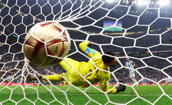 Soccer Football - FIFA World Cup Qatar 2022 - Final - Argentina v France - Lusail Stadium, Lusail, Qatar - December 18, 2022 Argentina‘s Lionel Messi scores a penalty during the penalty shootout past France’s Hugo Lloris REUTERS/Kai Pfaffenbach     TPX IMAGES OF THE DAY/2022-12-19 03:27:15/ <저작권자 ⓒ 1980-2022 ㈜연합뉴스. 무단 전재 재배포 금지.>