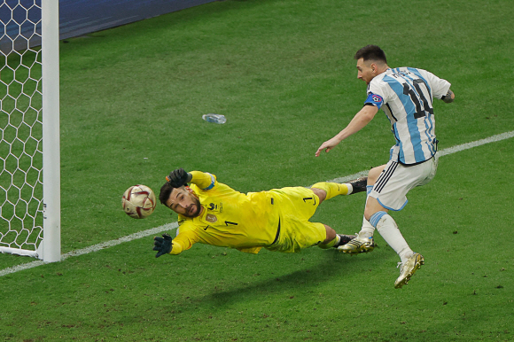 Argentina‘s forward #10 Lionel Messi scores his team’s third goal past France‘s goalkeeper #01 Hugo Lloris during the Qatar 2022 World Cup football final match between Argentina and France at Lusail Stadium in Lusail, north of Doha on December 18, 2022. (Photo by Odd ANDERSEN / AFP)/2022-12-19 02:33:35/ <저작권자 ⓒ 1980-2022 ㈜연합뉴스. 무단 전재 재배포 금지.>