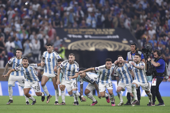 (221218) -- LUSAIL, Dec. 18, 2022 (Xinhua) -- Players of Argentina celebrate their victory after the penalty shoot-out of the Final between Argentina and France at the 2022 FIFA World Cup at Lusail Stadium in Lusail, Qatar, Dec. 18, 2022. (Xinhua/Cao Can)/2022-12-19 03:26:04/ <저작권자 ⓒ 1980-2022 ㈜연합뉴스. 무단 전재 재배포 금지.>