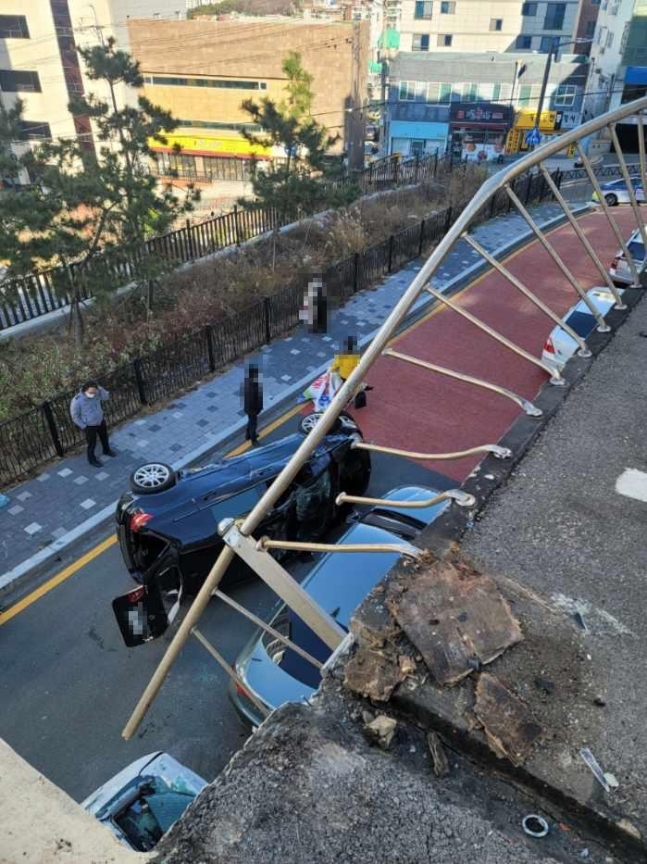 지상으로 추락한 승용차. 부산 해운대경찰서 제공