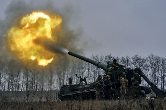 16일(현지시간) 우크라이나 포병이 우크라이나 동부 친러 돈네스크 지역에서 대포 ‘파이온’을 발사하고 있다. AP