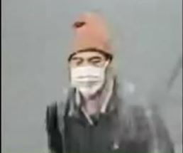 일본 경찰이 지난 12일 미야다이 신지 도쿄도립대 교수의 피습 장면이 담긴 폐쇄회로(CC)TV 장면을 공개하고 그를 습격한 남성에 대한 수배에 나섰다. NHK 홈페이지 캡처