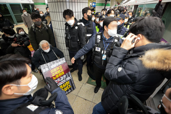 전국장애인차별철폐연대(전장연) 회원들이 20일 오전 서울 5호선 광화문역에서 지하철 탑승 시위를 벌이고 있다. 2022.12.20  연합뉴스