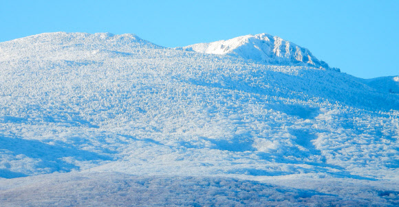 20일 지난 주말 내린 폭설이 쌓여있는 한라산 정상부에 아름다운 설경이 펼쳐져 시선을 사로 잡고 있다. 제주 한라산에는 17일부터 18일 이틀 사이 최고 30㎝가 넘는 눈이 내렸다. 2022.12.20. 뉴시스