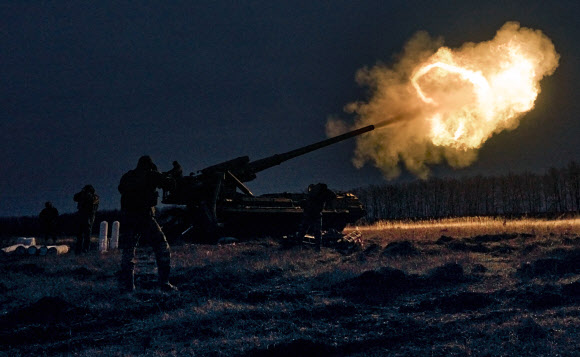 우크라이나 군인들이 15일(현지시간) 도네츠크주 바흐무트 전선에서 러시아 진지를 향해 피온 자주포를 발사하고 있다. 도네츠크 우크라이나 AP