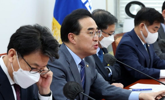 박홍근(왼쪽 두 번째) 더불어민주당 원내대표가 20일 국회에서 열린 원내대책회의에서 발언하고 있다. 연합뉴스