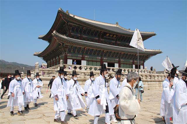 지난 4월 4일 ‘퇴계 선생 귀향길 재현 행사’에 참가한 퇴계의 후학들이 안동의 도산서원에 가기 위해 경복궁을 나서고 있다. 이들은 13박 14일 동안 270여㎞를 걸으며 벼슬을 버리고 낙향해 후학을 양성한 퇴계 선생의 큰 뜻을 되새겼다.