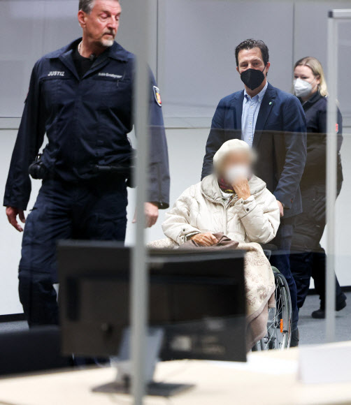 1944년부터 이듬해까지 스투트호프 수용소에서 비서 겸 속기사로 일했던 독일의 97세 할머니 이름가르트 푸르크너가 20일(현지시간) 북부 잇체호이 법원에서 진행된 학살 공모 선고 공판에 입장하고 있다. 흥미로운 것은 독일 DPA 통신은 얼굴에 모자이크 처리를 하지 않은 반면 AFP는 모자이크 처리를 했다. 잇체호이 풀 기자단 AFP 연합뉴스