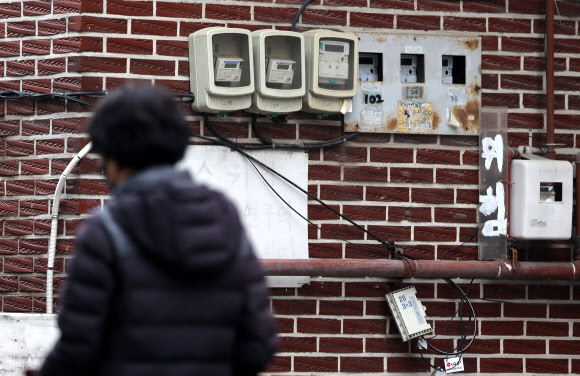 정부는 한국전력공사와 한국가스공사의 누적 적자·미수금을 2026년까지 완전 해소하기 위해 내년부터 전기·가스요금을 단계적으로 현실화한다고 21일 밝혔다. 사진은 이날 서울 시내 주택가에 전기계량기 모습. 2022.12.21 연합뉴스