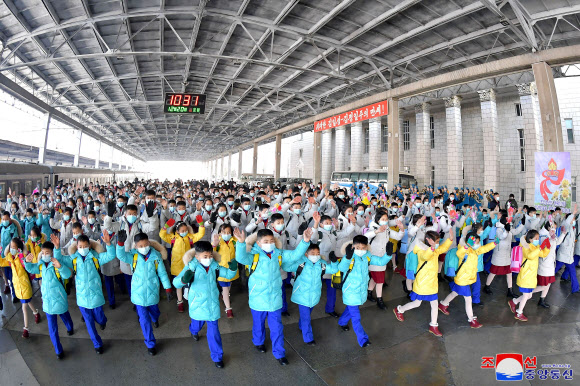 북한, 5년만에 ‘붉은넥타이’ 소년단대회…참가자들 평양 도착