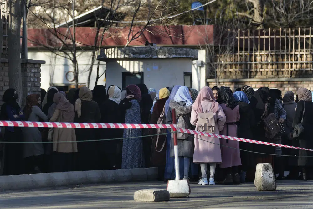 아프가니스탄 여대생들이 지난 2월 카불대 교문 앞에 모여있는 모습. 카불 AP