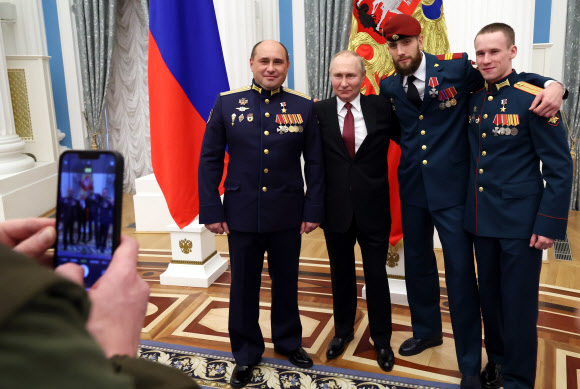 20일(현지시간) 블라디미르 푸틴(왼쪽 두 번째) 러시아 대통령이 모스크바 크렘린에서 우크라이나 점령지 수장들에게 상을 수여한 뒤 기념사진을 찍고 있다. 모스크바 타스 연합뉴스