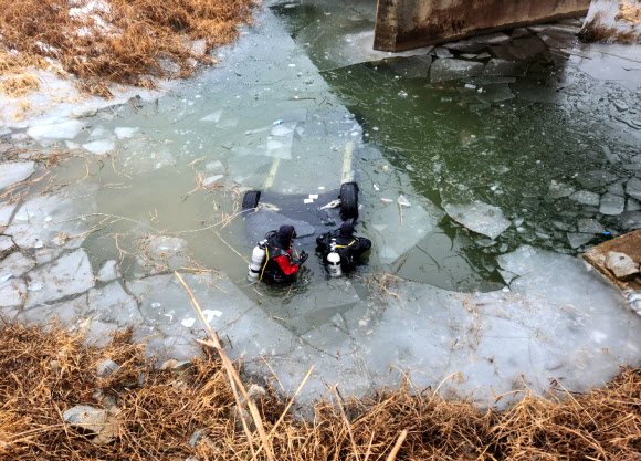 눈길에 미끄러진 택시 하천으로 추락