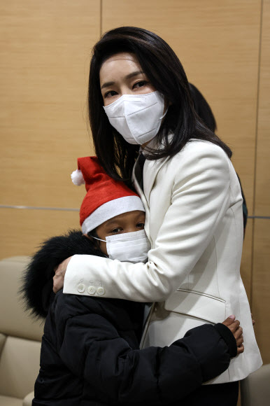 김건희 여사가 21일 서울 송파구 서울아산병원에서 심장질환 수술을 받고 회복 중인 캄보디아 아동 옥 로타군을 만나 격려하고 있다. 2022.12.21  대통령실 제공