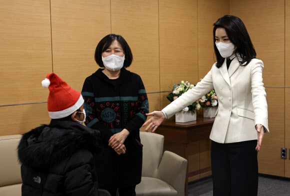 김건희 여사가 21일 서울 송파구 서울아산병원에서 심장질환 수술을 받고 회복 중인 캄보디아 아동 옥 로타군을 만나고 있다. 2022.12.21 대통령실 제공