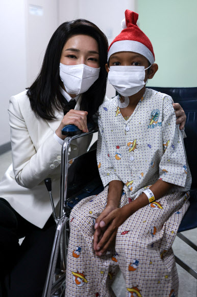 김건희 여사가 21일 서울 송파구 서울아산병원에서 심장질환 수술을 받고 회복 중인 캄보디아 아동 옥 로타군을 만나고 있다. 2022.12.21  대통령실 제공