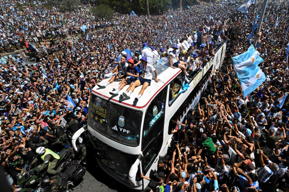 ‘월드컵 챔피언’ 아르헨티나 카퍼레이드… 울고 웃은 400만 인파