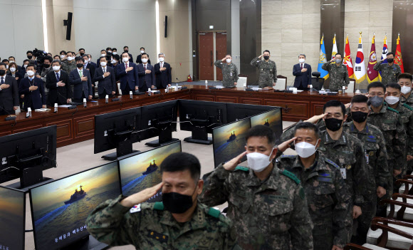 이종섭(윗줄 왼쪽 세 번째) 국방부 장관이 21일 서울 용산구 국방부 청사에서 2022년 후반기 전군주요지휘관회의를 주재한 가운데 각군 지휘관들이 회의에 앞서 국기에 대한 경례를 하고 있다. 군은 북한 핵·미사일 위협을 고려한 실전적 시나리오를 개발해 내년 한미 연합훈련에 적용한다. 국방부 제공