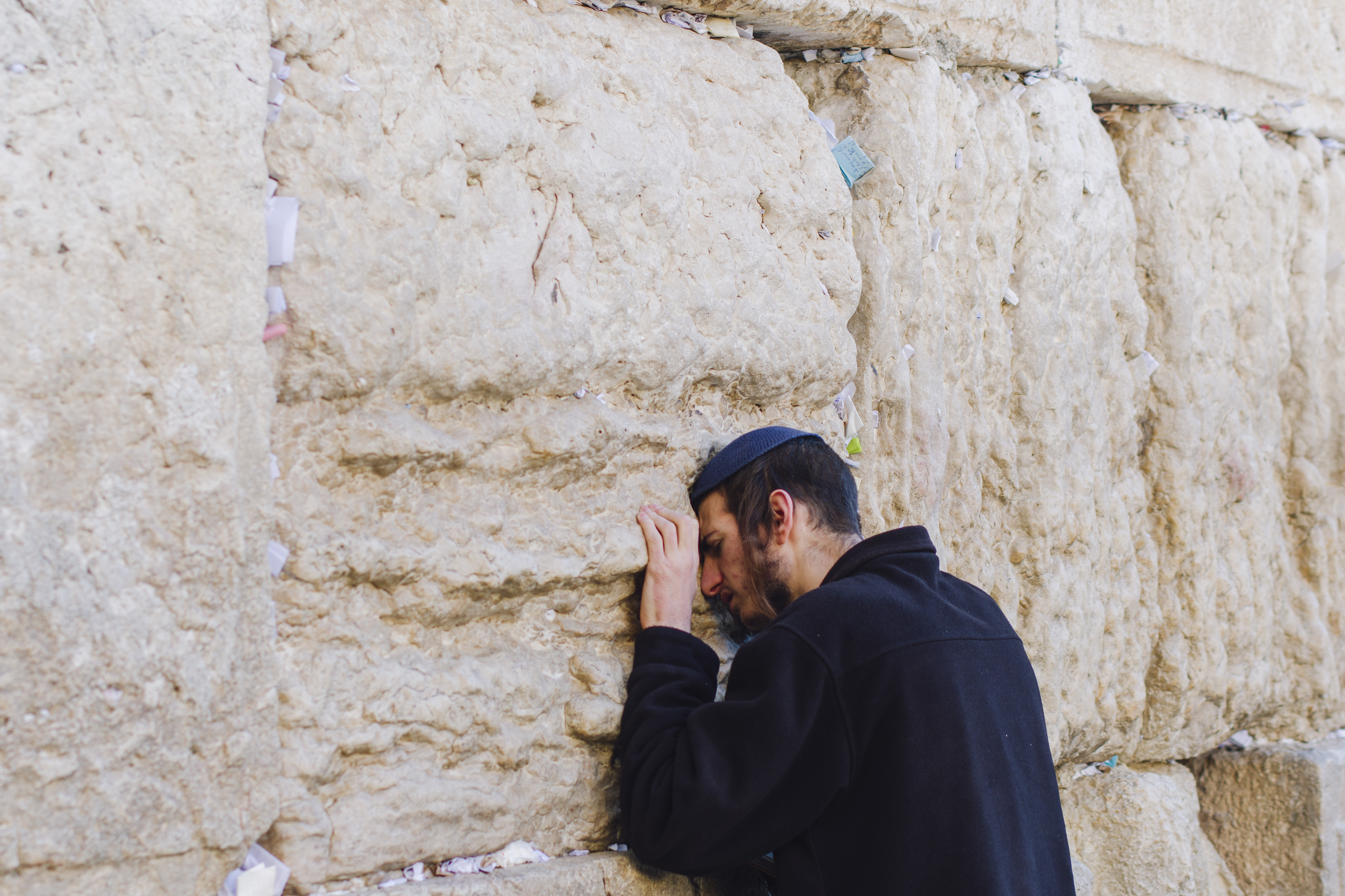통곡의 벽에서 우는 유대인.