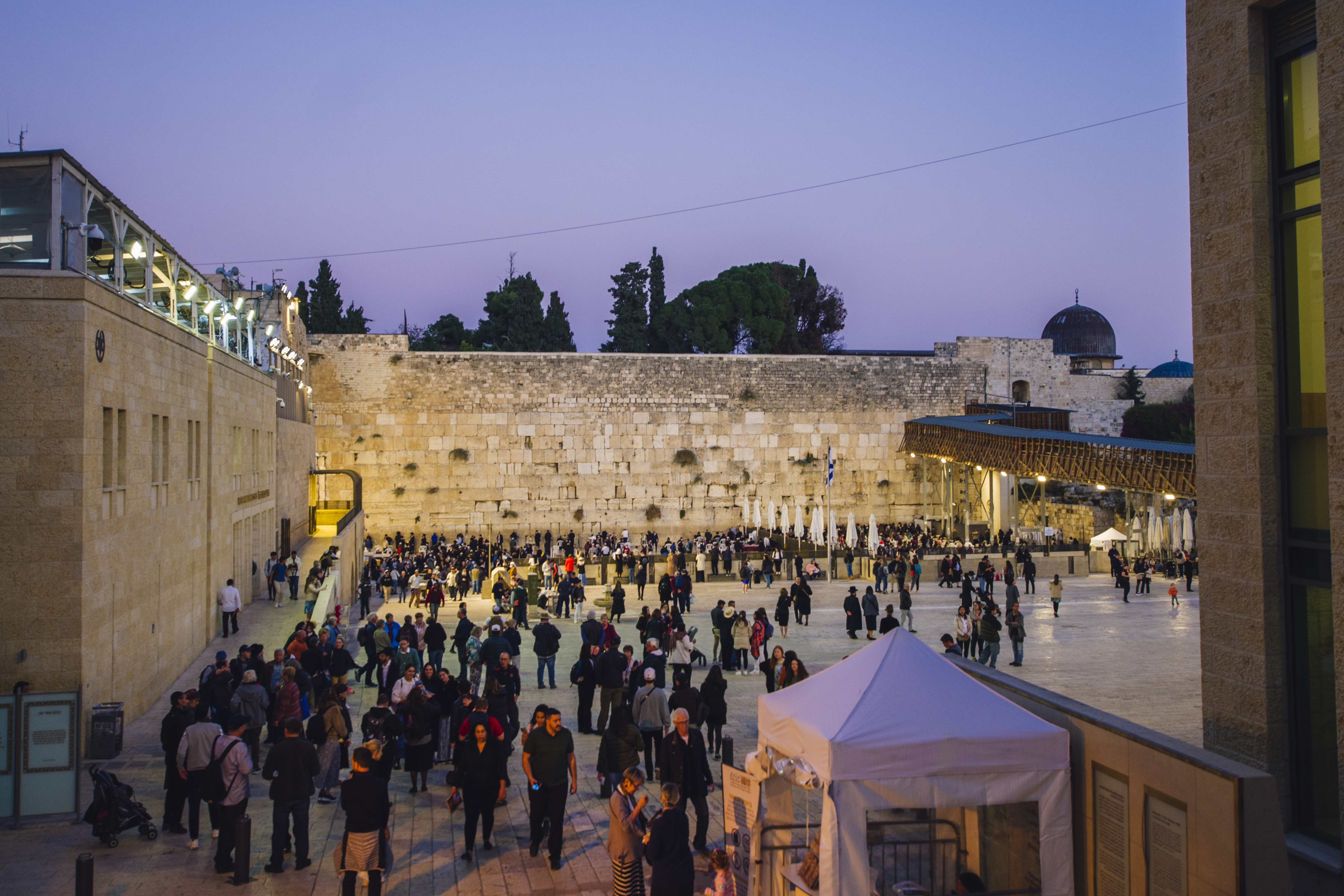 통곡의 벽은 시간과 상관 없이 항상 유대인들로 붐빈다.