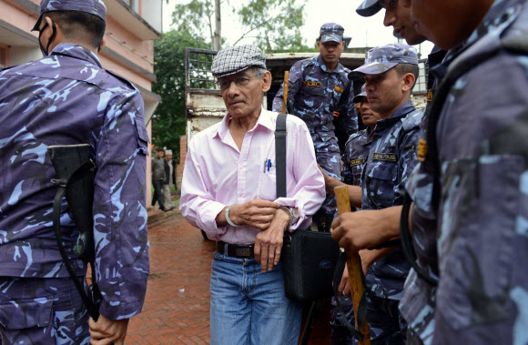 네팔 최고법원의 명령에 따라 이르면 22일(현지시간) 석방되는 프랑스인 연쇄살인범 찰스 소브라즈가 2003년부터 옥살이를 해오다 2014년 5월 26일 다른 살인 사건 재판을 받기 위해 박타푸르 법원에 도착하고 있다. AFP 자료사진 연합뉴스 