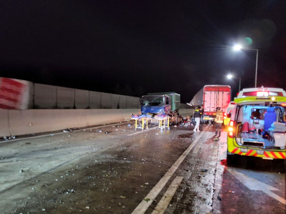 신대구부산고속도 3중 추돌 사고