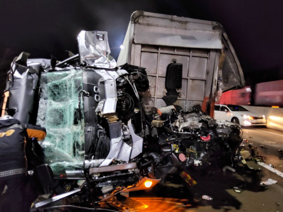 신대구부산고속도 3중 추돌 사고