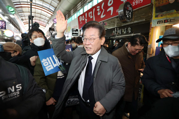 안동 중앙신시장 찾은 이재명