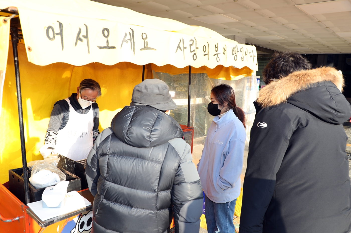 정읍시 영원면 운학마을 김영중(71) 이장과 백양마을 김해중(69) 이장 형제의 ‘사랑의 붕어빵 나눔’(정읍시 제공)