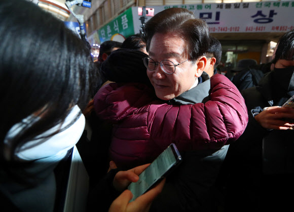 지지자와 인사하는 이재명