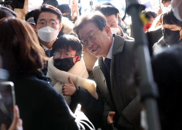이재명, 안동 중앙신시장서 시민과 인사