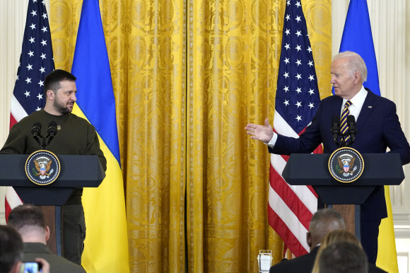 볼로디미르 젤렌스키 우크라이나 대통령(왼쪽)과 조 바이든 미국 대통령이 21일(현지시간)정상회담 뒤 공동기자회견을 하고 있다. AP