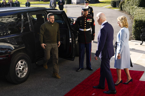21일(현지시간) 미국 워싱턴DC 백악관을 방문한 볼로디미르 젤렌스키 우크라이나 대통령을 조 바이든 대통령 내외가 맞는 모습. AP