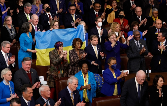 21일(현지시간) 볼로디미르 젤렌스키 우크라이나 대통령이 미국 워싱턴DC 하원 본회의장 연단에 서자 청중석 의원들은 2분간 기립박수를 보냈다. 2022.12.22  AFP 연합뉴스